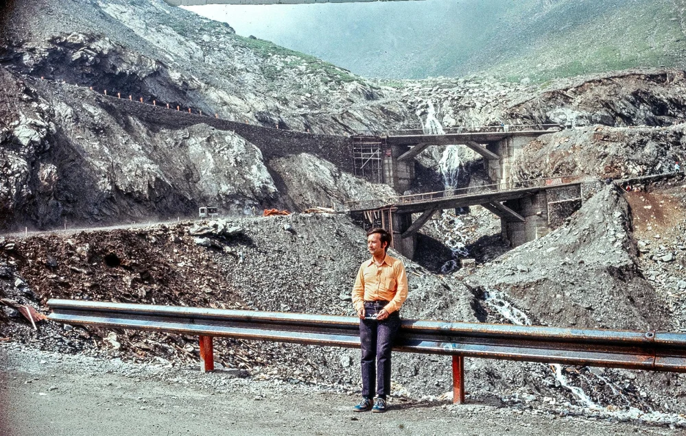 Fotografii epice de pe Transfăgărășan, realizate acum 50 de ani, înainte de inaugurare: „Urșii se obișnuiau pe atunci cu zgomotul dinamitei”
