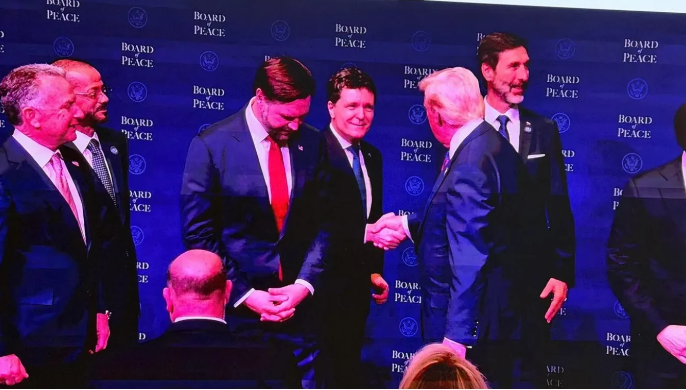 Nicușor Dan, blocat de agenții de securitate să stea mai mult lângă Donald Trump