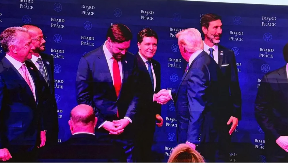 Nicușor Dan, blocat de agenții de securitate să stea mai mult lângă Donald Trump