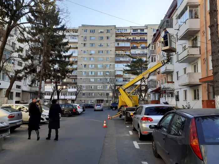 pe timpul nopţii (22/23 ianuarie), pompierii militari au intervenit în municipiul Râmnicu Vâlcea la 3 situaţii, din cauza vântului puternicFoto: ISU Vâlcea