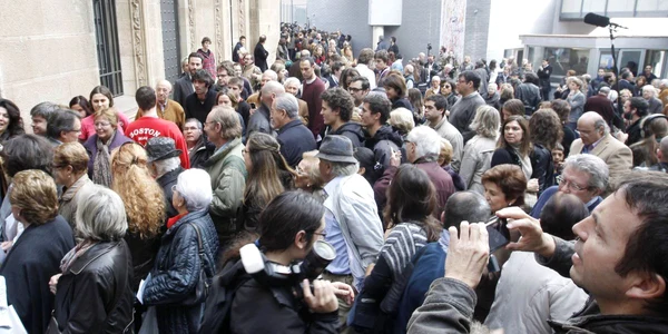 Catalanii au stat la coadă pentru a-şi exprima voturile. FOTO