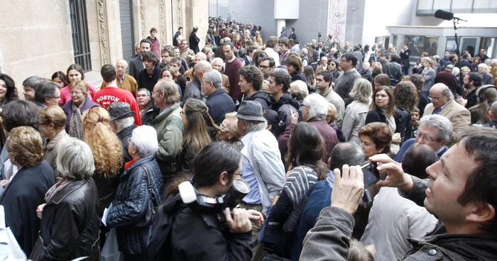 Catalanii au stat la coadă pentru a-şi exprima voturile. FOTO: Reuters