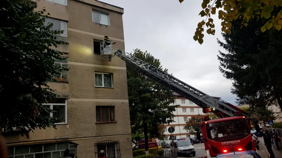 Operaţiune de salvare a unui nonagenar din Râmnicu Vâlcea care a zăcut 4 zile pe podeaua locuinţei Foto Adevărul