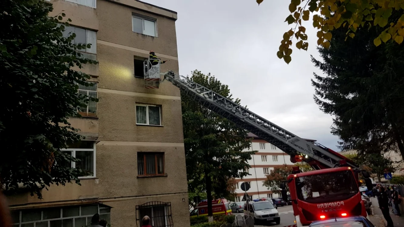 Operaţiune de salvare a unui nonagenar din Râmnicu Vâlcea care a zăcut 4 zile pe podeaua locuinţei Foto Adevărul