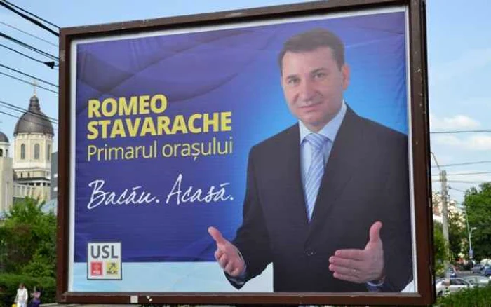 Romeo Stavarache foloseşte sloganul „Bacău. Acasă“ şi în cartea cu biserici şi preoţi FOTO Mircea Merticariu