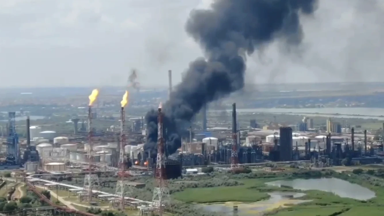 
    Explozie şi incendiu violent la Rafinăria Petromidia  