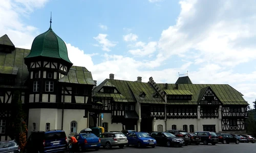 Foto sus: Hotelul Furnica din Sinaia (© Rotaru Florin / Wikimedia Commons)