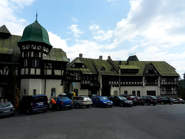 Foto sus: Hotelul Furnica din Sinaia (© Rotaru Florin / Wikimedia Commons)