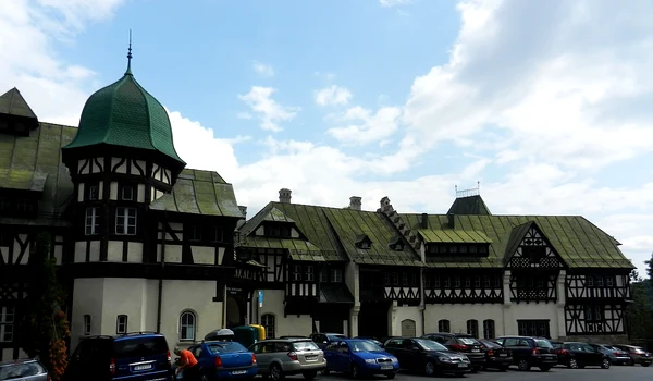 Foto sus: Hotelul Furnica din Sinaia (© Rotaru Florin / Wikimedia Commons)