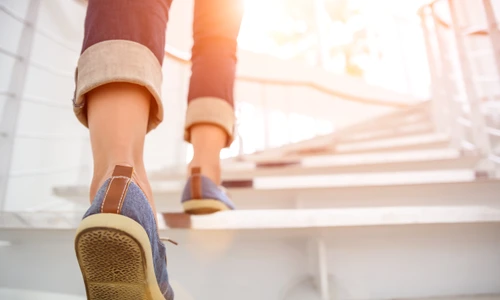 femeie pe scari talpa shutterstock 753613000 jpg