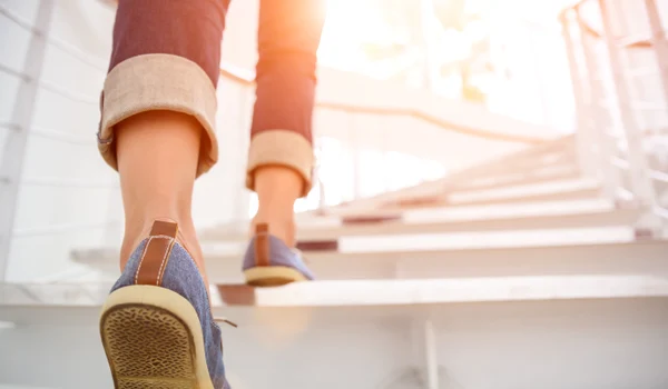 femeie pe scari talpa shutterstock 753613000 jpg