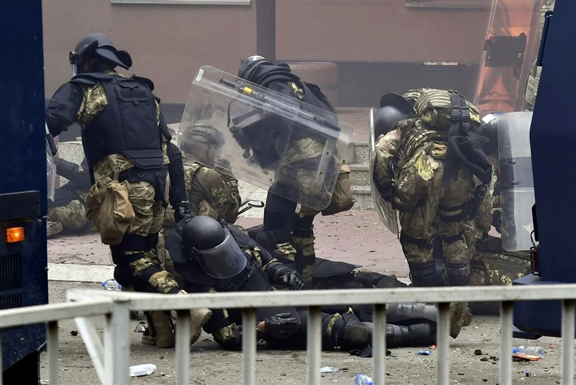 Doi militari moldoveni au fost răniți în timpul ciocnirilor din nordul Kosovo. FOTO: EPA EFE