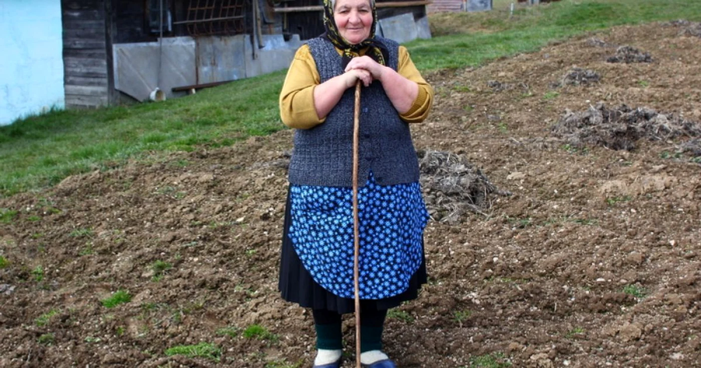 Aurica, o localnică din Bătrâna, susţine că nu ar pleca niciodată din sat. FOTO: Daniel Guţă. ADEVĂRUL.