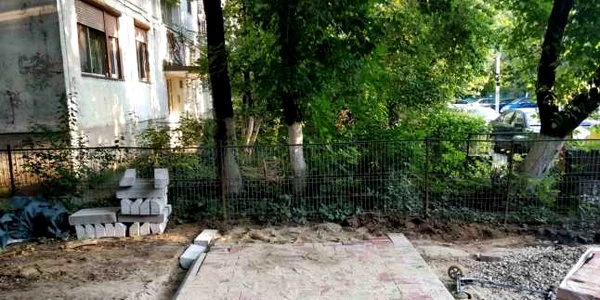 alee betonata bloc spatiu verde 