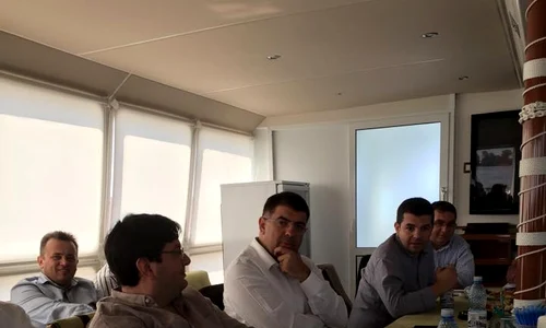 În fotografia realizată de premier apar: ministrul Sănătății, Nicolae Bănicioiu, ministrul Justiției, Robert Cazanciuc, ministrul Agriculturii, Daniel Constantin, și ministrul pentru Dialog Social, Liviu Pop jpeg