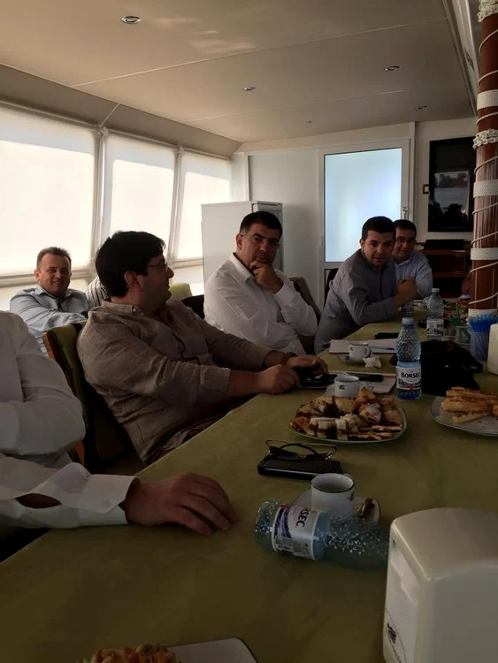 În fotografia realizată de premier apar: ministrul Sănătății, Nicolae Bănicioiu, ministrul Justiției, Robert Cazanciuc, ministrul Agriculturii, Daniel Constantin, și ministrul pentru Dialog Social, Liviu Pop