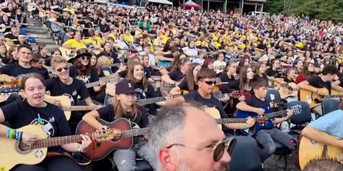 Peste 700 de chitariști la evenimentul„Guitar meeting”. Foto Captură video Facebook Pune mana pe chitara  