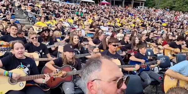 Peste 700 de chitariști la evenimentul„Guitar meeting”. Foto Captură video Facebook Pune mana pe chitara  