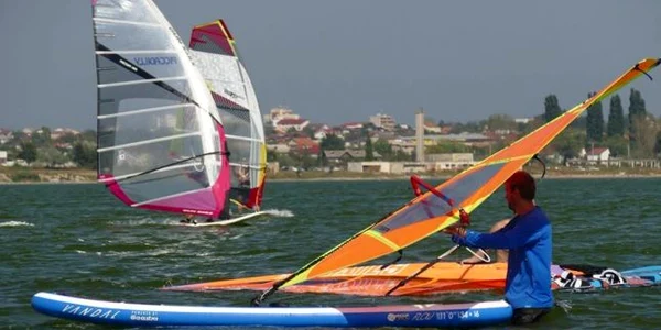 Sporturi nautice lacul Techirghiol yachting bărci vele pânze Sursa Clubul Nautic Român