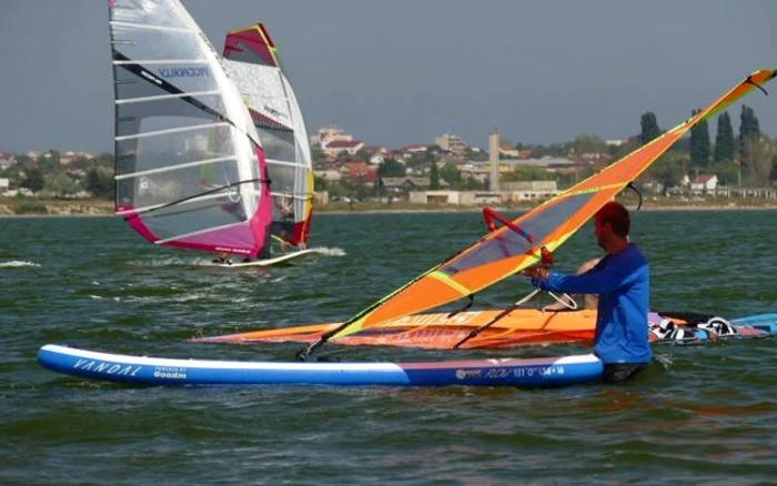 Sporturi nautice lacul Techirghiol yachting bărci vele pânze Sursa Clubul Nautic Român