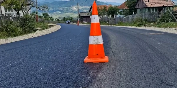 Paradoxul din Ţara Loviştei - Vâlcea - fost drum naţional DN7D asfaltat doar la jumătate Foto Daciana Stoica - Adevărul