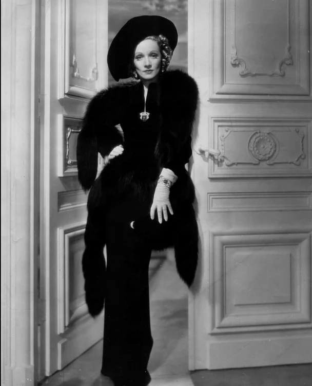 
    Marlene Dietrich folosea bandă adezivă pentru un decolteu mai frumosclickpentrufemei.ro  