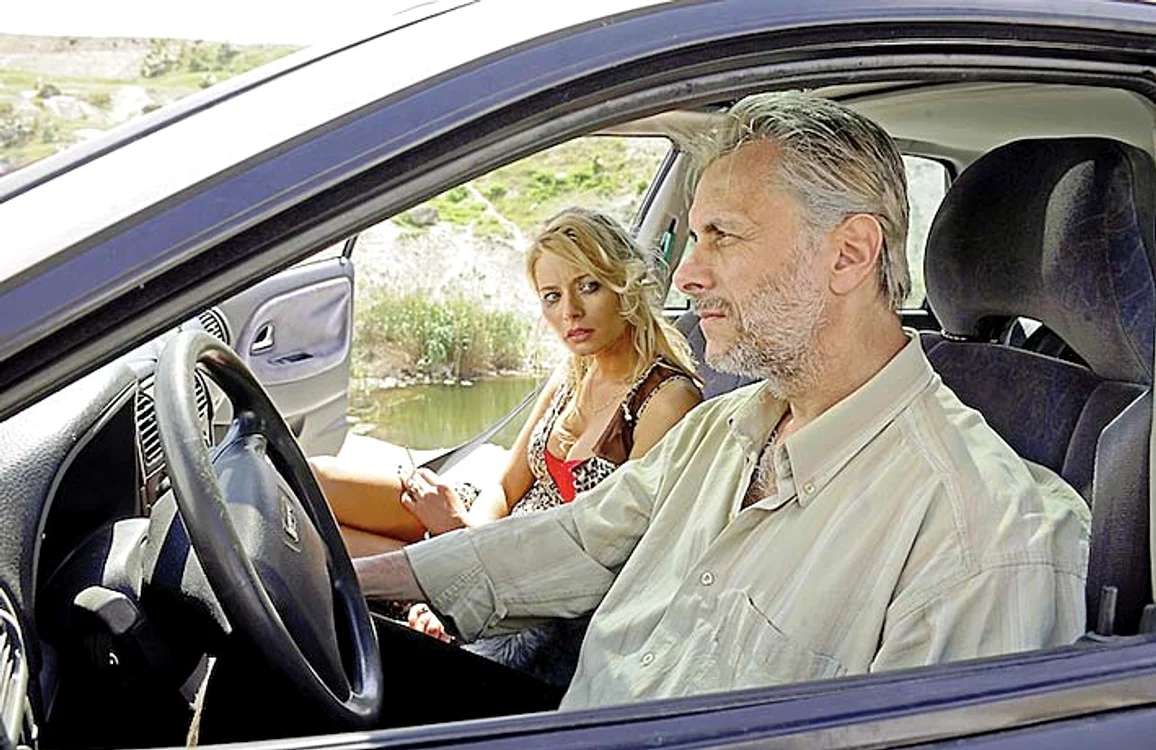 În pelicula “Cel ales”, Laura Cosoi e pusă la perete într-o scenă de sex