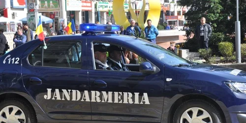 Jandarmii argeşeni au făcut astăzi spectacol în Piaţa „Vasile Milea”
