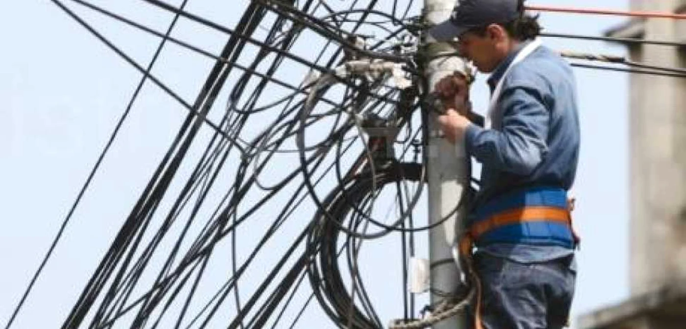 Sute de metri de calbluri şi componente ale unei reţele de telefonie, găsite de poliţie în urma unor percheziţii