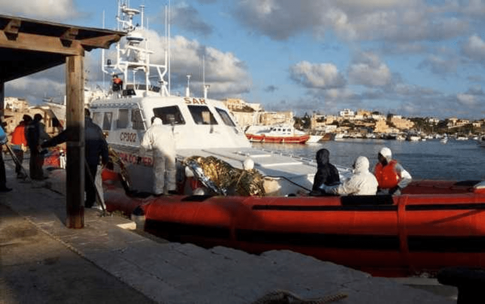 Un nou naufragiu cu migranţi pe Mediterana. 14 persoane au murit şi alți 54 de migranţi au fost salvaţi în largul Tunisiei