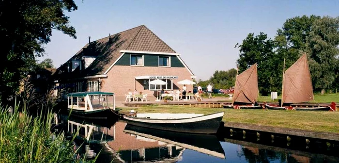 Hotel De Harmonie oferă cazare
cu vedere la canale şi la rezervaţia
naturală De Wieden. FOTO businessinsider.com/Facebook/Hotel De Harmonie