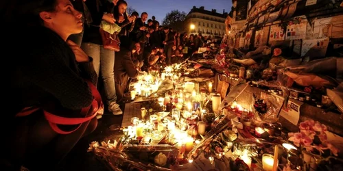 Omagiu pentru victimele atacurilor teroriste din 13 noiembrie 2015 de la Paris FOTO EPA-EFE