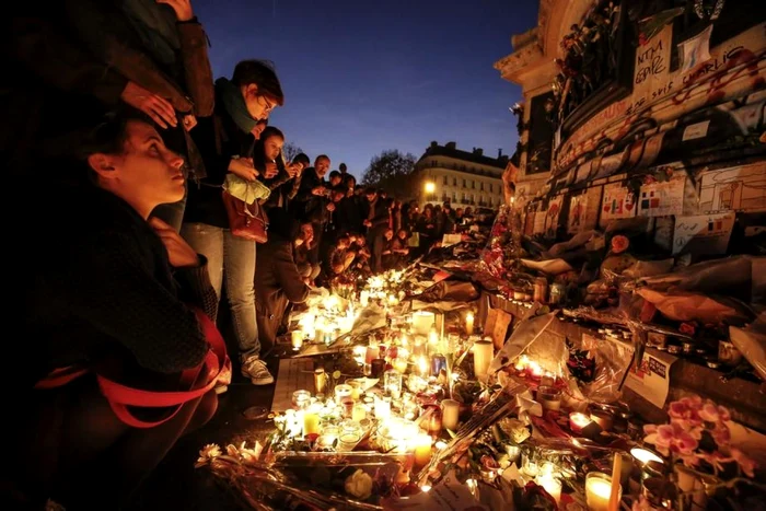 Omagiu pentru victimele atacurilor teroriste din 13 noiembrie 2015 de la Paris FOTO EPA-EFE