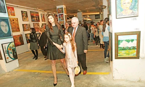 Moni, alături de fostul soţ, Irinel Columbeanu, și de  fiica lor, Irina, la expoziţia  fetiţei de acum o lună jpeg