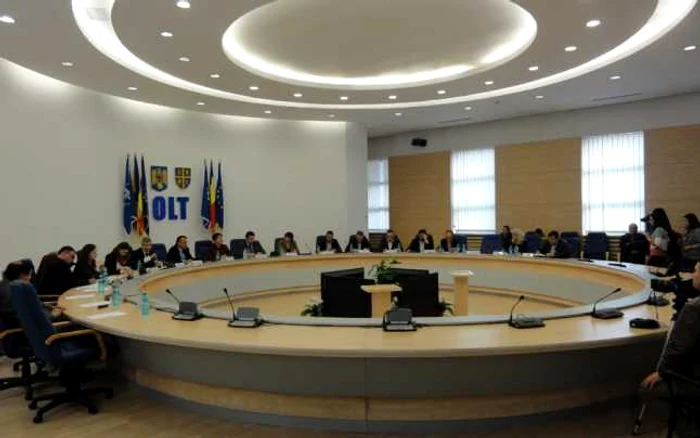 Dezbaterea a avut loc în sala de şedinţe a Consiliului Judeţean Olt... (Foto: Mugurel Manea)