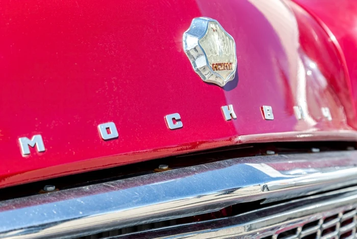 Logo-ul Moskvich pe o maşină din epoca sovietică Foto Shutterstock