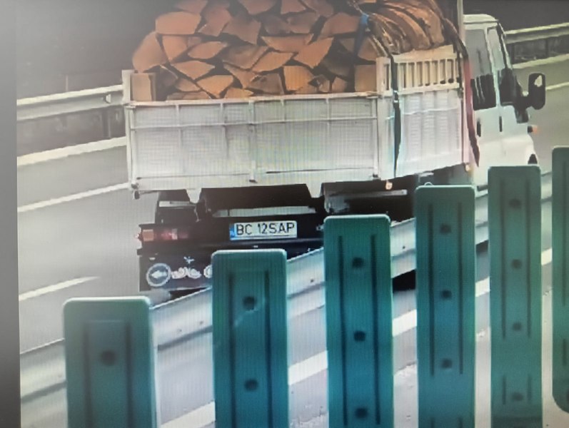Camionetă plină cu lemne, pe contrasens, pe singurii kilometri de autostradă din Moldova. Ce spun internauții VIDEO