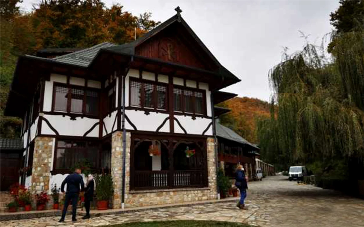 S-au construit mai multe clădiri pentru a găzdui oameni veniți în vizită. Foto: Adevărul