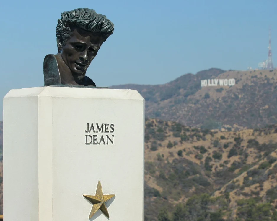 Bust al lui James Dean în Griffith Park din Los Angeles