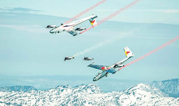 
    Au sărit de la 4.000 metri altitudine  