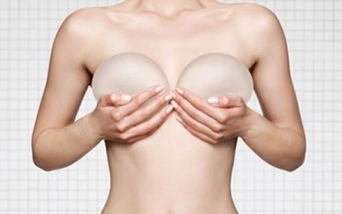 Până în prezent, au fost depistate 18 cazuri de cancer provocat de implanturile mamare