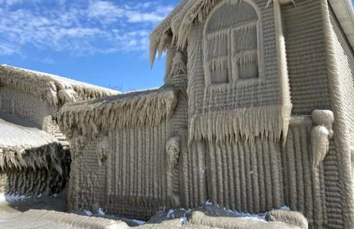 Fenomen extrem Lake Erie - case acoperite de gheata foto via CNN