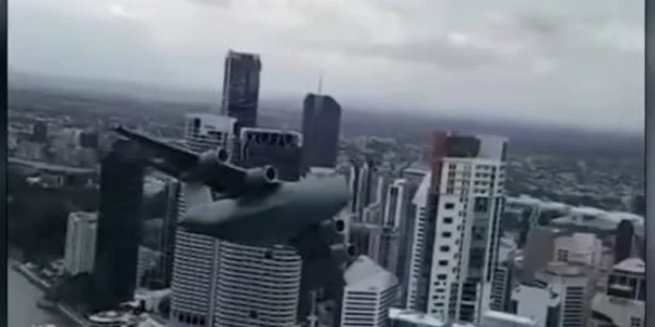Avion C-17A Globemaster zburand in Birsbane Captura YouTube