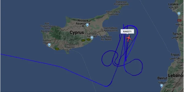 Un avion american a desenat un penis pe cer în apropierea unei baze rusești FOTO Flightradar via Politico jpg