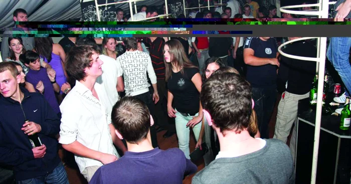 Tinerii vor ieşi în cluburi după masa copioasă de acasă