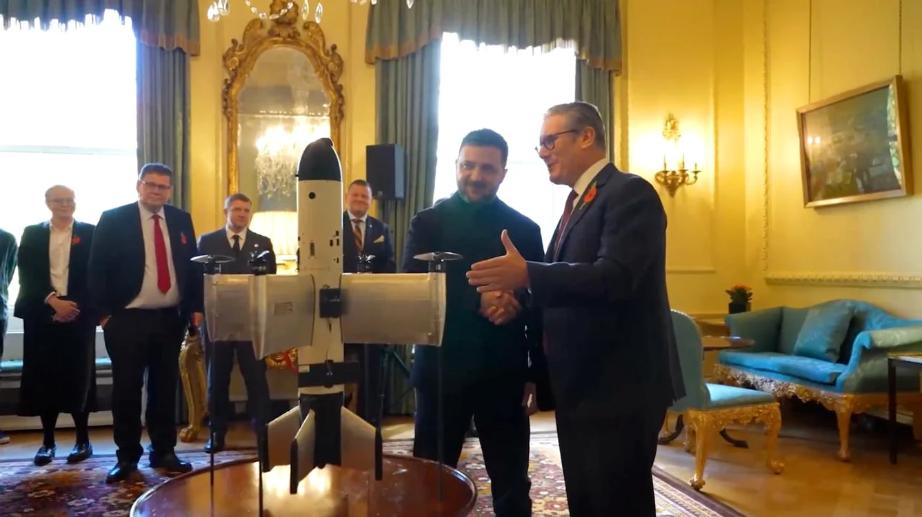 Volodimir Zelenki îi prezintă premierului britanic o dronă interceptoare ucraineană/FOTO:X