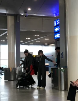 Smiley, Gina Pistol și fiica lor Josephine, suprinși pe aeroport de fotoreporterii Click, la plecarea în Italia foto: Click!