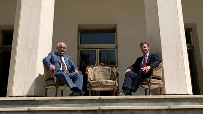 Noul ambasador britanic în Iran, Simon Shercliff, s-a pozat alături de omologul său rus Levan Dzhagarian în faţa ambasadei Rusiei din Iran FOTO via BBC