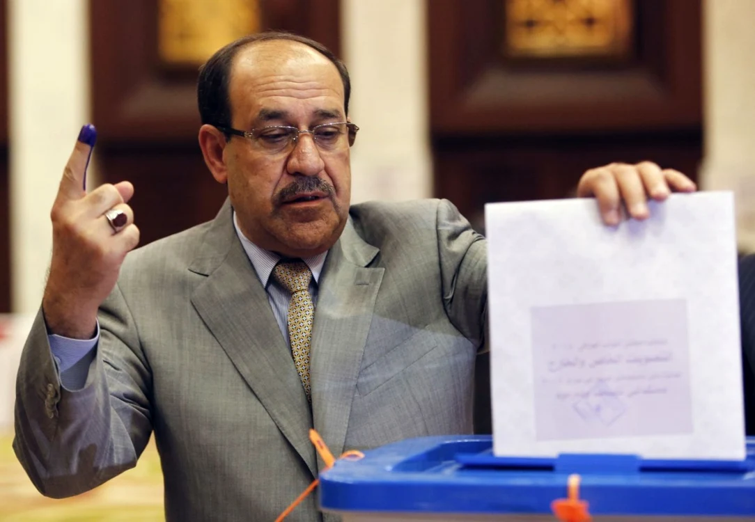 Prim-ministrul Irakului, Nuri al-Maliki, în momentul introducerii votului său în una din urne. FOTO:  Reuters