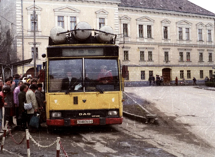 Transportul în comun, aglomerat în anii '80. Foto: Urban Tamaș. Fortepan.hu